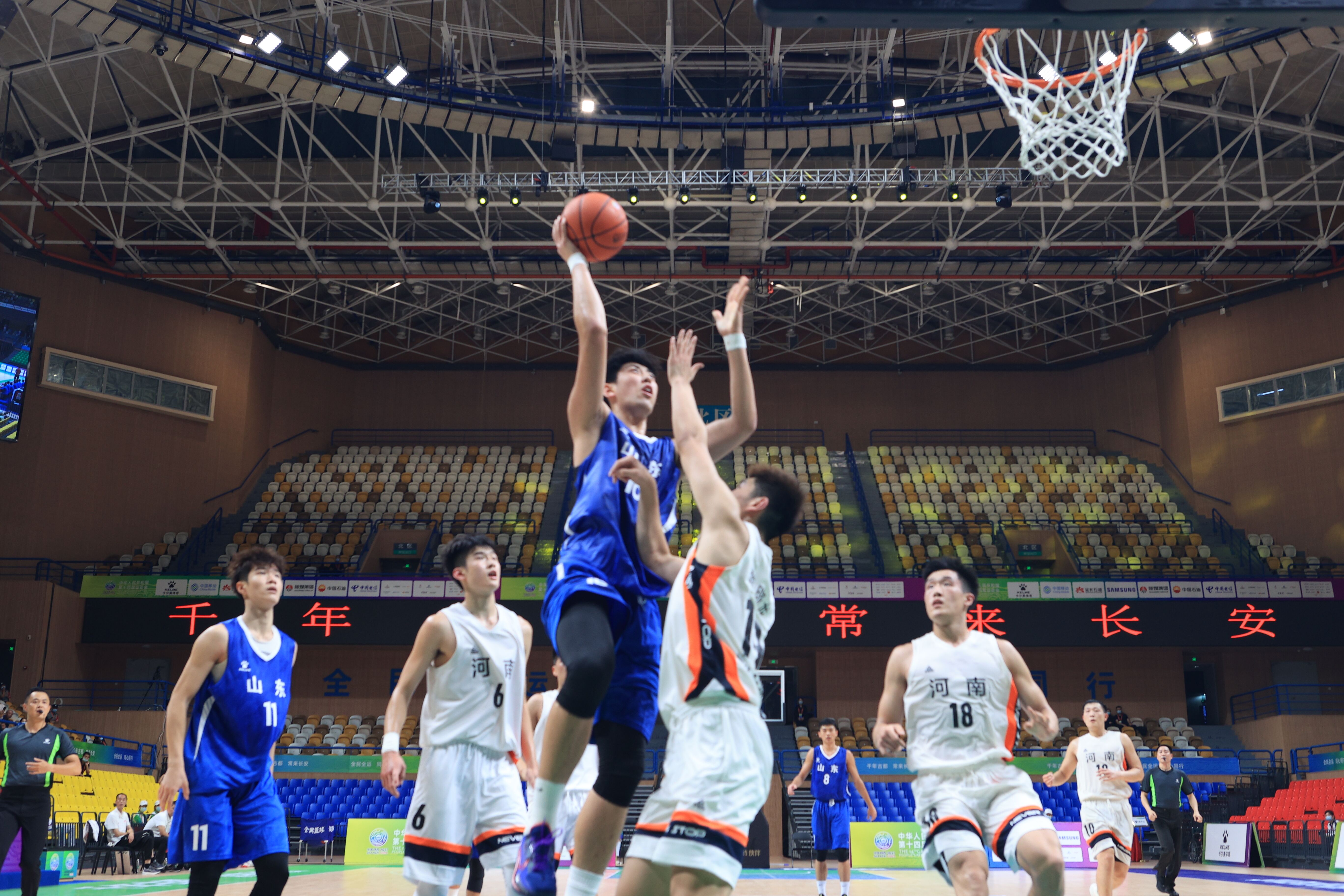 给勇士施压